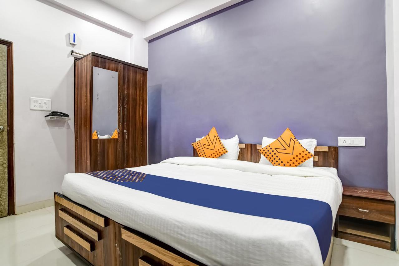 Spot On 76764 Hotel Lux Indore Zewnętrze zdjęcie